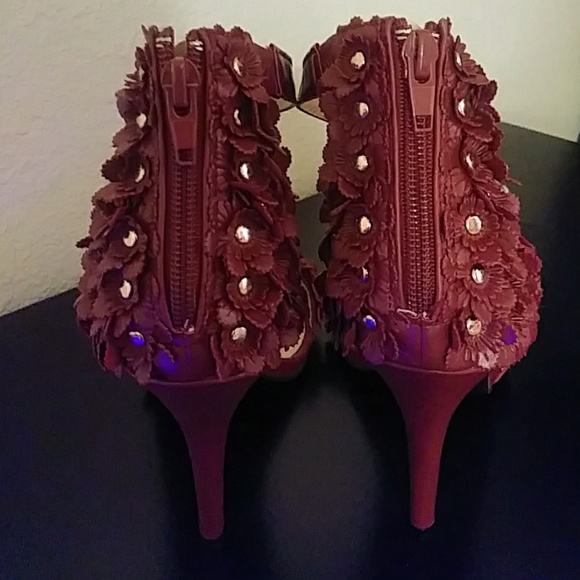Maroon Chase & Chloe Heels - Picture 3 of 4